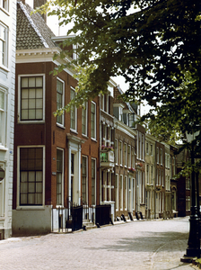 65239 Gezicht op de voorgevels van de panden Nieuwegracht 64-hoger te Utrecht met links de Schalkwijkstraat.